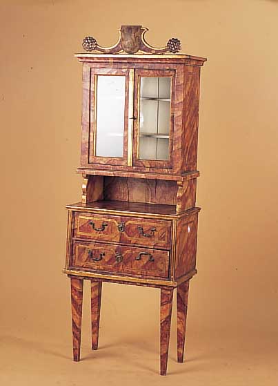Kleine Aufsatzvitrine, um 1870-80, Weichholz bunt gefaßt, im Giebel schreitender Wappenlöwe gemalt, ca. 153 x 54 x 31 cm, mit leichteren ...