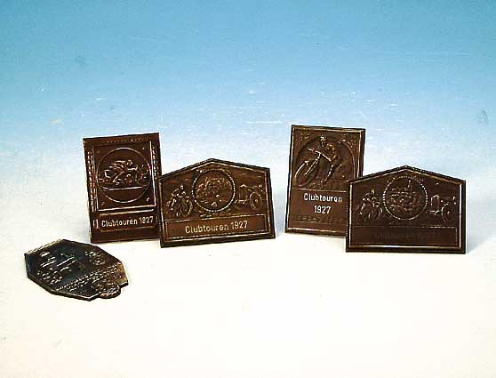 KONV. 5 PLAKETTEN, DAT. 1927, BRONZE U. MES-SING, MOTORRAD-CLUBTOUREN, ALLE MIT RELIEF. DARSTELLUNGEN, VERSCH. MAßE: JE CA. 7 X 5 CM