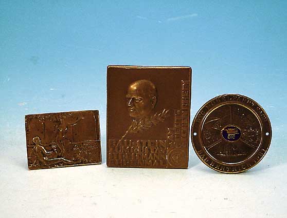 KONV. 8 PLAKETTEN VERSCHIEDENER AUTOMOBIL U. MOTORRADVERBäNDE, UM 1914-1930, TEILW. DAT.,METALL/BRONZE/MESSING, ALLE MIT RELIEFIERTER ...