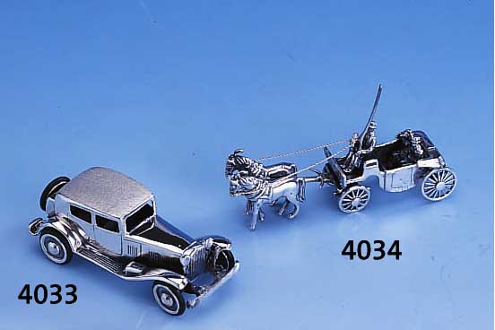 SKULPTUR "HOCHZEITSKUTSCHE", 925ER SILBER, MIT BRAUTPAAR UND KUTSCHER, HINTERRäDER BEWEGLICH, L. CA. 7 CM