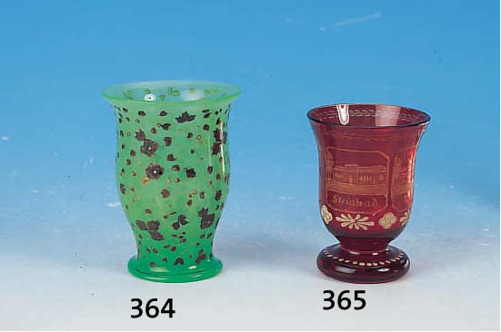 GLAS, BöHMEN, UM 1860, GRüNES GLAS, MIT SILBERBEMALUNG, BLUMENDEKOR, BERIEBEN, H. 11 CM