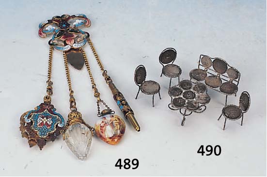 ANSTECKNADEL MIT ANHäNGERN, BöHMEN, UM 1870/ 75, EMAILLIERT, SPIEGELANHäNGER, GLAS- UND PORZELLAN UND BLEISTIFT, H. CA. 17 CM
