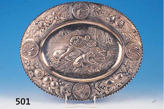 OVALE PLATTE, NACH AUGSBURGER VORBILD, VERM. HANAU, UM 1900, GETRIEBEN UND GEGOSSEN, SILBER, NACHGESTOCHEN UND ZISELIERT, JAGD- DARSTELLUNG, ...