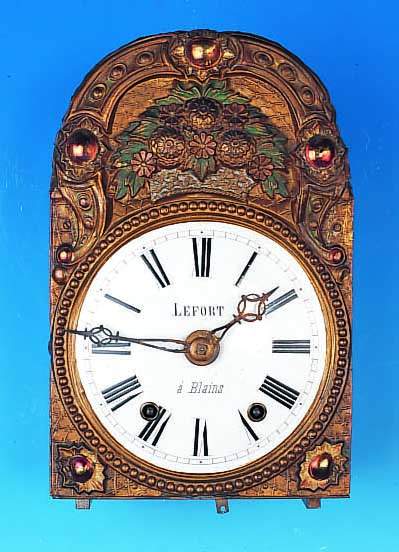 COMTOISE, FRANKREICH, UM 1890/1900, GEPRäGTE UND BEMALTE MESSINGUMRANDUNG, IM GIE-BEL BLUMENKORB, EMAILZIFFERBLATT SIGN. LEFORT à BLAINS, ...