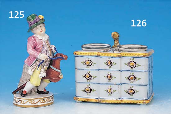 Porzellanfigur, wohl England, um 1900, Junge auf Steckenpferd, bunt bemalt, Goldstaf-fage, H. 16.5 cm, l. rest.