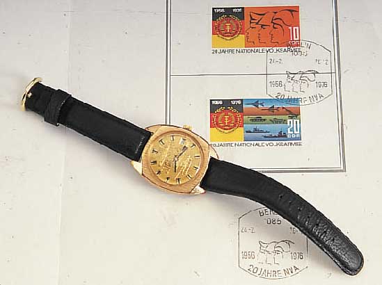 GLASHÜTTE ARMBANDUHR/BRIEFMARKENSATZ, BEIDE HERAUSGEGEBEN ANL. 20 JAHRE NATIONALE VOLKS- ARMEE 1976, AUF BRIEFMARKEN WIE AUF ZIFFERBL. DER UHR ...