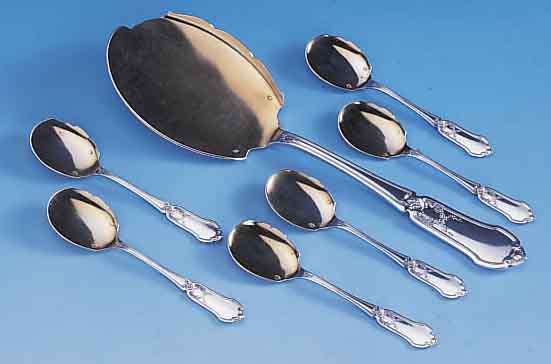 Eisbesteck für 12 Personen, Frankreich um 1900, 950er Silber teilvergoldet, im Barockstil, best. aus: 12 Löffel und 1 ...