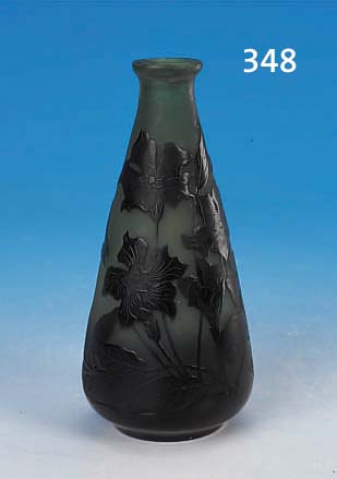 KLEINE VASE, ARGENTHAL, UM 1930, GLAS, SCHICHTGLAS GRüN EINGEPUDERT, GRüN üBERFANGEN, GESCHLIFFEN, GESCHNITTEN UND GE- äTZT, H. ...