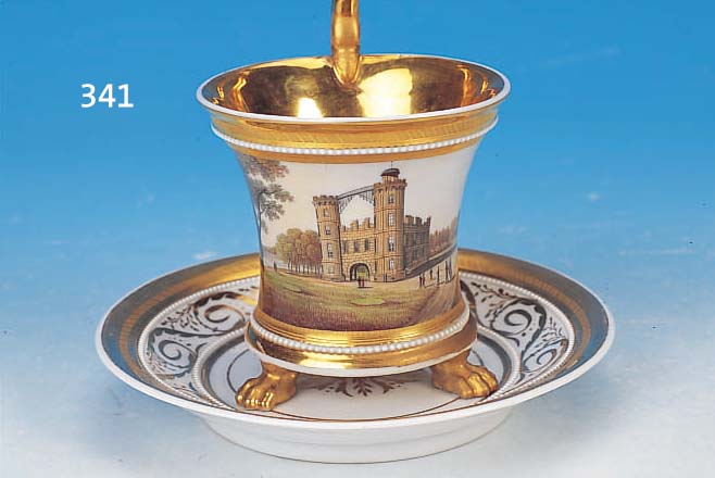 Tasse mit Untertasse, KPM, Ende 18. Jh., Porzellan, Schwanenhenkel, Ansichtstasse, sehr schöne Malerei, reiche Goldstaffage, auf drei ...