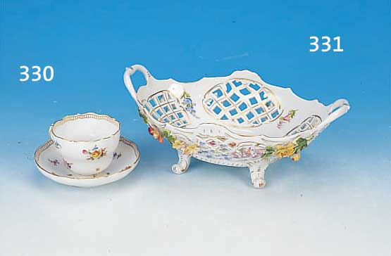 TASSE MIT UNTERTASSE, MEISSEN, UM 1880/90, 1. WAHL, PORZELLAN, KLEINE BLUMENGEBINDE, GOLDSTAFFAGE, UNTERTASSE MIT REST. CHIP., H. 6 CM