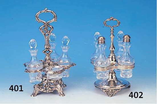 MENAGèRE, WOHL DEUTSCH, UM 1900, METALL VERSILBERT, MIT VIER GLASFLASCHEN BESTüCKT, DAVON ZWEI MIT STREUERVERSCHLUß, H. CA. 26 CM