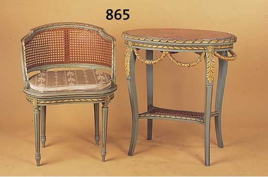 SALONSTUHL M. BEISTELLTISCH, FRANKR., UM 1900, LOUIS-SEIZE-STIL, HOLZ GESCHNITZT, GRAUBLAUUND CREMEFARBEN GEFASST, TISCH MIT EINGE- LEGTER ...
