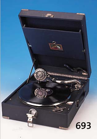 KOFFERGRAMMOPHON, HIS MASTERS VOICE, 40ER JAHRE, MIT 11 ALTEN SCHELLACKPLATTEN, INTAKT