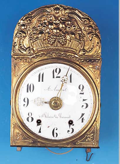 Comtoise, Frankreich, um 1870, geprägte Messingumrandung (ursprünglich nicht zur Uhr gehörend), Emailzifferblatt (haarris- sig und ...