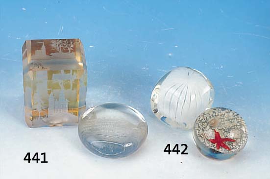 KONVOLUT 2 PAPERWEIGHTS, MURANO, 40ER JAHRE, FARBLOSES GLAS, 1 X MIT EINGESCHMOLZENEM SEESTERN U. MUSCHELN, 1 X WEIßE GLASSPIRALEN, H. 6 U. 7, ...