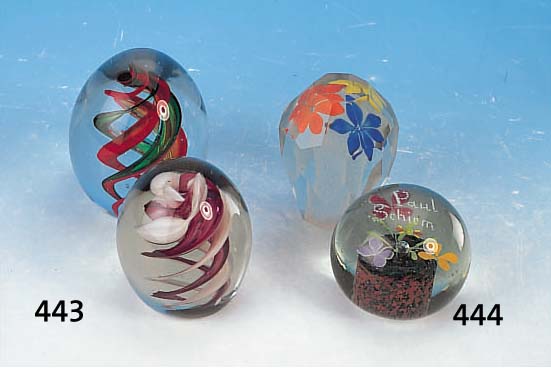 KONVOLUT 2 PAPERWEIGHTS, BöHMEN, 30ER J., FARBLOSES GLAS, BUNTE SPIRALFöRMIGE EINSCHMEL-ZULNGEN, H. CA. 9 U. 11 CM