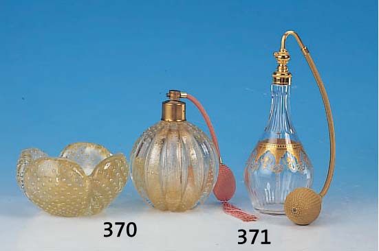 ZWEITEILIGES TOILETTENSET, MURANO, 30/40ER J., BEST. AUS PARFUMZERSTäUBER U. SCHäLCHEN, FARBLOSES GLAS, EINGESTOCHENE LUFTBLASEN U. ...