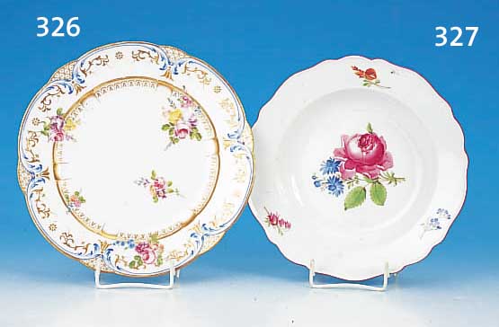 TELLER, SEVRES, UM 1760, PORZELLAN, BLUMENDEKOR, REICHE GOLDSTAFFAGE, D. 24 CM