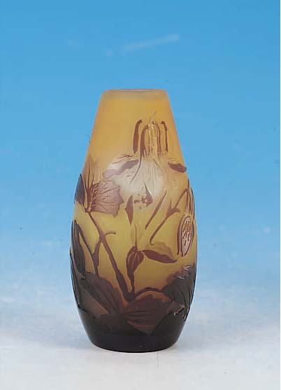 VASE, GALLé, UM 1910, FARBLOSES GLAS, GELBES ZWISCHENGLAS, LILA- FARBEN UND BRAUN üBERFANGEN, BLUMENDEKOR, ...