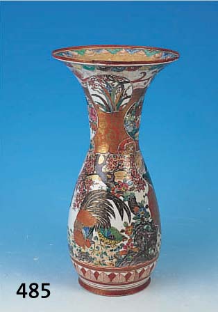VASE, JAPAN, UM 1890, PORZELLAN, REICH BUNT BEMALT MIT HAHN, SAMURAI IN LANDSCHAFT, KIRSCHBLüTEN ETC., H. CA. 45 CM, AM BODEN SIGNIERT