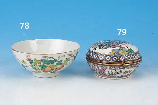 DECKELDOSE, CHINA, UM 1860, PORZELLAN, REICHBUNT BEMALT MIT HöFISCHER SZENE, PERSONEN UND ORNAMENTEN, METALLMONTUR, H. CA. 6 CM, D. CA. 11 CM