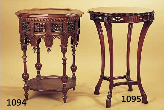 BEISTELLTISCH, FRANKREICH, UM 1895, NUßBAUM MASSIV, REICH GEDRECHSELTE ZARGE, REICH GESCHNITZT, FLACHSCHNITZEREIEN IN FORM ...