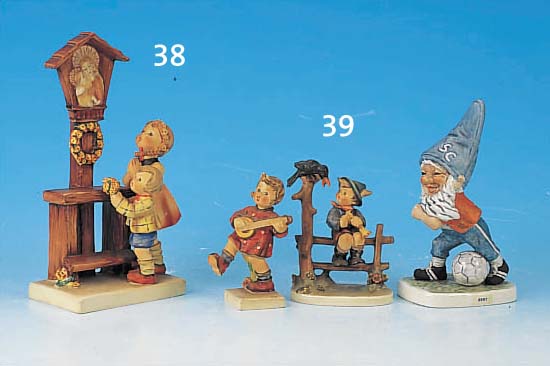 DREI HUMMELFIGUREN, GOEBEL, 2. HäLFTE 20. JH., STEINGUT, BEMALT, JUNGE AUF ZAUN SITZEND, MIT RABE, NR. 1960, UND MUSIZIERENDES MäDCHEN NR. 86, L. ...