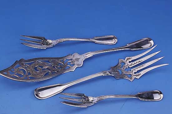 FISCHBESTECK, DEUTSCH BRUCKMANN HEILBRONN, UM 1900, 800ER SILBER, FADENMUSTER, BEST.AUS: 12 GABELN UND 2 VORLEGETEILE, GRAVIERT, REICH VERZIERT, ...