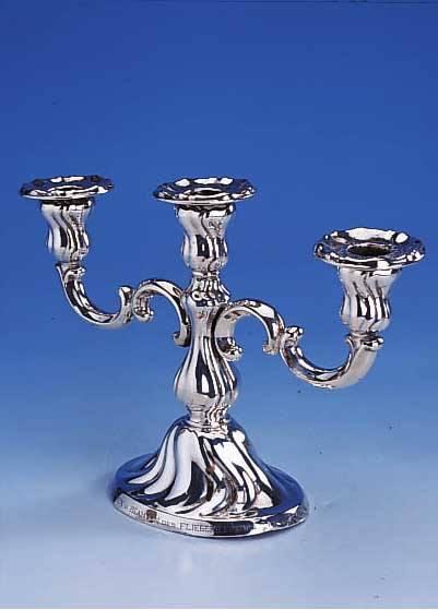 3-ARMIGER LEUCHTER, DEUTSCH UM 1935, 800ER SILBER, BAROCKSTIL, FUß GEFüLLT, H CA. 19 CM, GEBR.SPUREN, MIT INSCHRIFT: GEWIDMET V. ...