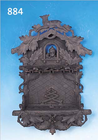 PFEIFENSTäNDER, DEUTSCH, UM 1900, HOLZ GESCHNITZT UND DUNKEL GEBEIZT, IM GIEBEL KOPF, DER WACKELT, WENN MAN DIE PFEIFE ABLEGT,CA. 69 X 41 ...