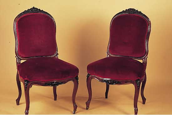 Vier Stühle, Barockstil, um 1860/70, Palisander massiv, Rückenlehnen mit Blumen- schnitzerei, rot bezogen, l. Altersspuren
