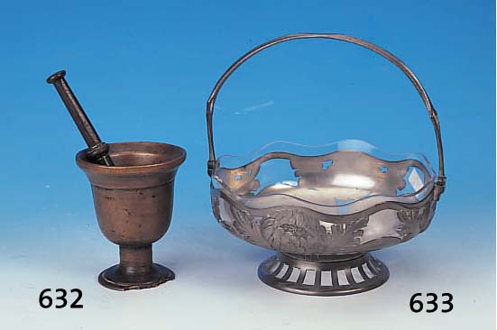 MöRSER UND PISTILL, 18. JH., BRONZE, AM STANDFUß L. BESCH., H. CA. 14 CM, PISTILL SPäTER