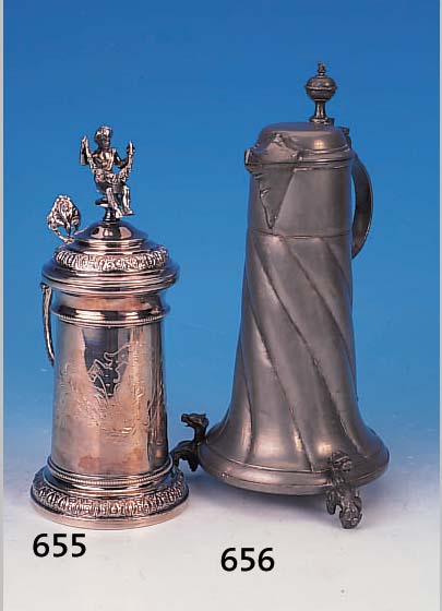 SCHNABELSTITZE, DEUTSCH, UM 1880/90, ZINN, GERILLTE WANDUNG, AUF DREI FüßCHEN STEHEND, DIESE IN FORM VON FABELWESEN, H. CA. 34,5 CM, L. ALTERS- ...