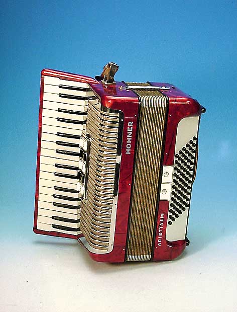 Akkordeon, Hohner, 50/60er Jahre, in Lederkoffer, Maße ca. 38.5 x 39 cm, min. Alterssp.