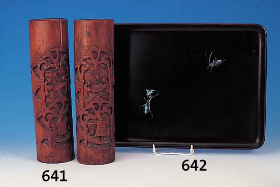 TABLETT, JAPAN, UM 1880/90, ROTER HOLZLACK, MIT PERLMUTTINTARSIEN IN FORM VON ZWEI IN- SEKTEN, AUF UNTERGRUND ANGEDEUTETER KIEFERN- AST, MAßE ...