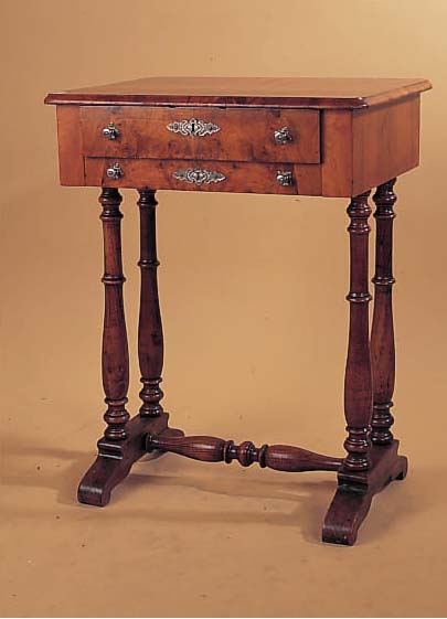 NäHTISCH, GRüNDERZEIT, UM 1890, NUßBAUMFURNIER UND ANDERE HöLZER, ZWEI SCHüBE,INNENEINRICHTUNG UND SCHLüSSEL FEHLEN, ...