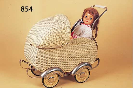 Puppenwagen mit Puppe, deutsch, 40er Jahre, Kunststoffgeflecht mit vernickelten Metall- monturen, Celluloidpuppe, beide Teile mit Alters- und ...