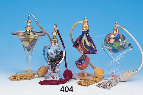 SAMMLUNG AUS 13 PARFUMFLAKONS, 20. JH., FARBLOSES GLAS MIT BUNTEN EINSCHMELZUNGEN, TEILS LüSTRIERT, GOLDFARBENE METALLMONTUREN, H. CA. ...