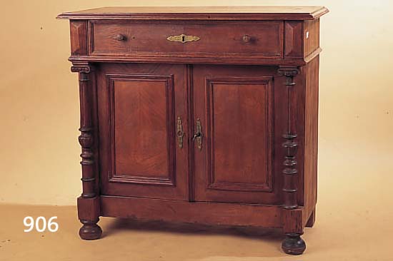 KOMMODENSCHRäNKCHEN, DEUTSCH, UM 1890 EICHEFURNIER, GEBRAUCHSSCHäDEN, ZWEITüRIG 80 X 85 X 43 CM