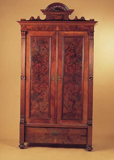 Schrank, Gründerzeit, um 1890, Nußbaumfurnier, z.T. Wurzelnuß, Kleiderhaken, Sockelschublade, Leisten z.T. beschädigt, leichte ...
