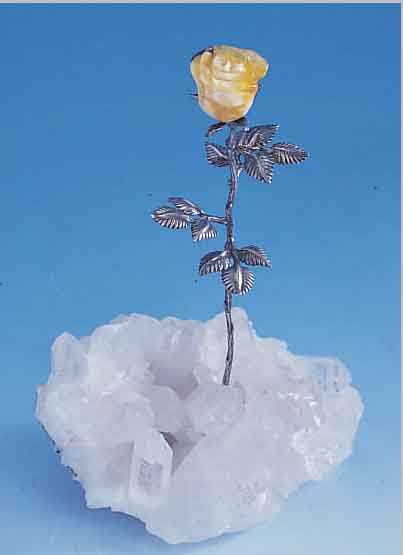 Objekt: Rose aus Bernstein, vollplastisch mit Silberstengel und -Blättern, Sockel aus Bergkristall-Spitzen, H ca. 19 cm
