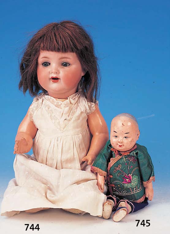 PORZELLANKOPFPUPPE ARMAND MARSEILLE NR. 990, BLAUE SCHLAFAUGEN (WIMPERN LEICHT BESCH.). OFFENER MUND MIT ZWEI ZäHNEN OBEN, BRAUNE ...