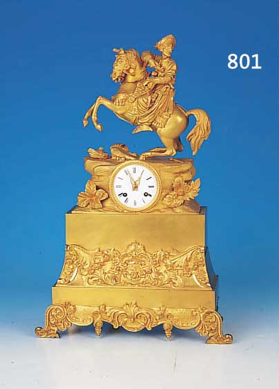 Pendule, Frankreich, um 1820/30, reich verziertes und vergoldetes Bronzegußge- häuse, im Sockel mit Veluten, Rocaillen und ...