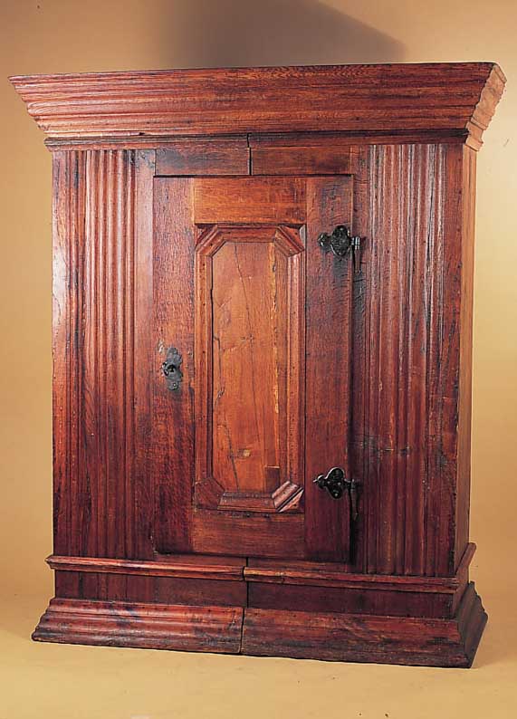 Eintüriger Spaltschrank, Hessen, um 1760, Eiche massiv, seitliches Wellenprofil, reich getreppter Aufsatz, orig. Schloß, Schlüssel und ...