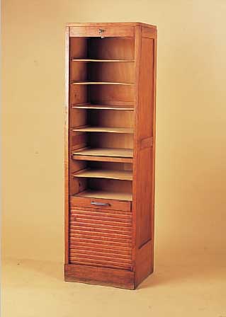 Rollschrank, Frankreich, 20er/30er Jahre, helle Eiche, Inneneinrichung mit Sperrholz- zügen, Schlüssel sek., ca. 150 x 42 x 37 cm
