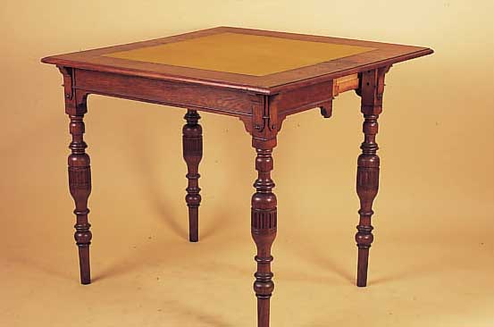 Spieltisch, deutsch, um 1880-90, Eiche mas- siv, Platte furniert, Filzeinlage, sollte er- neuert werden, Beine z.T. gedrechselt, ca. 79 x 89 x 90 ...