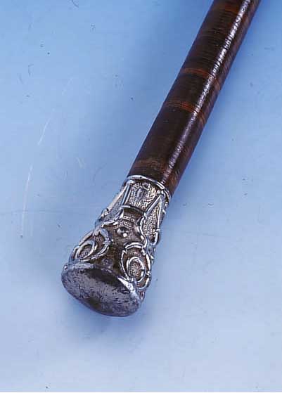 STOCK, DEUTSCH UM 1900, GRIFF METALL MIT RELIEF. ABSTR. ORNAMENTIK, SCHUß STAHLFEDER MIT LEDERSTREIFEN UMMANTELT, L. CA. 85 CM