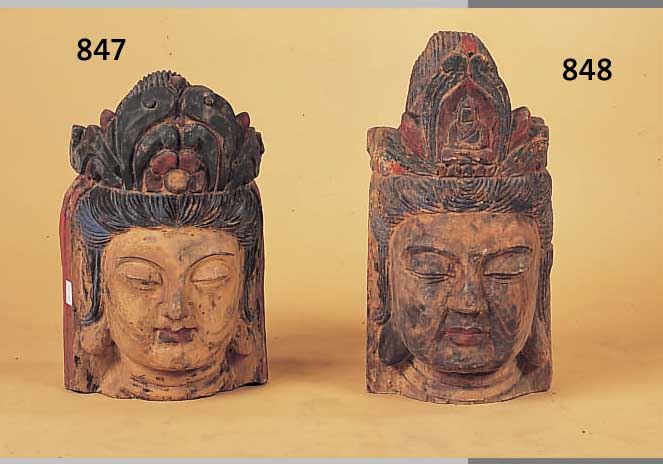 KOPF EINES BODDHISATVAS, CHINA, ENDE 19. JH., HOLZ GESCHNITZT, RESTE ALTER BUNTER FASSUNGLEICHTE ALTERSSPUREN, H. CA. 44 CM