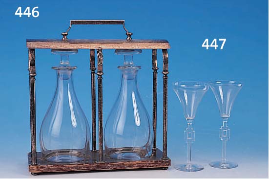 MENAGERE, ENGLAND, UM 1900, VERSILBERTE METALLMONTUR, DIESE BESCH., ZWEI GLASFLAKONS, H. CA. 32 CM, L. CA. 30 CM