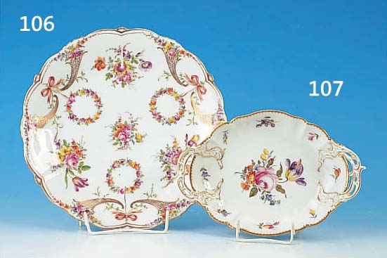 ZIERSCHALE, NYMPHENBURG, UM 1925/30, PORZELLAN, BUNTE BEMALUNG, BLUMENBOUQUET U. STREUBLüMCHEN, TEILRELIEFIERTE HENKEL MIT ...